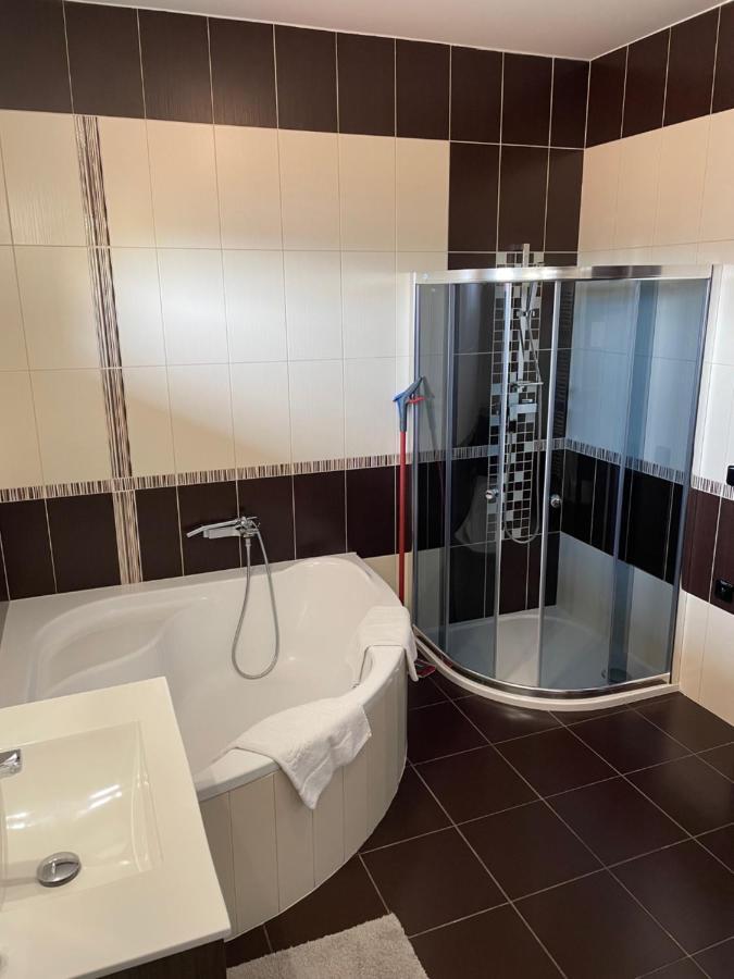 Penzion Fajn *** Pardubice Ngoại thất bức ảnh